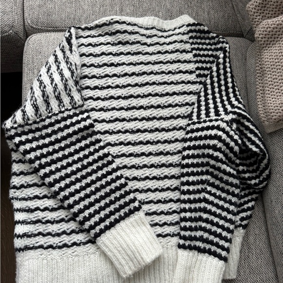 Elan Mara sweater in size small - Picture 6 of 7